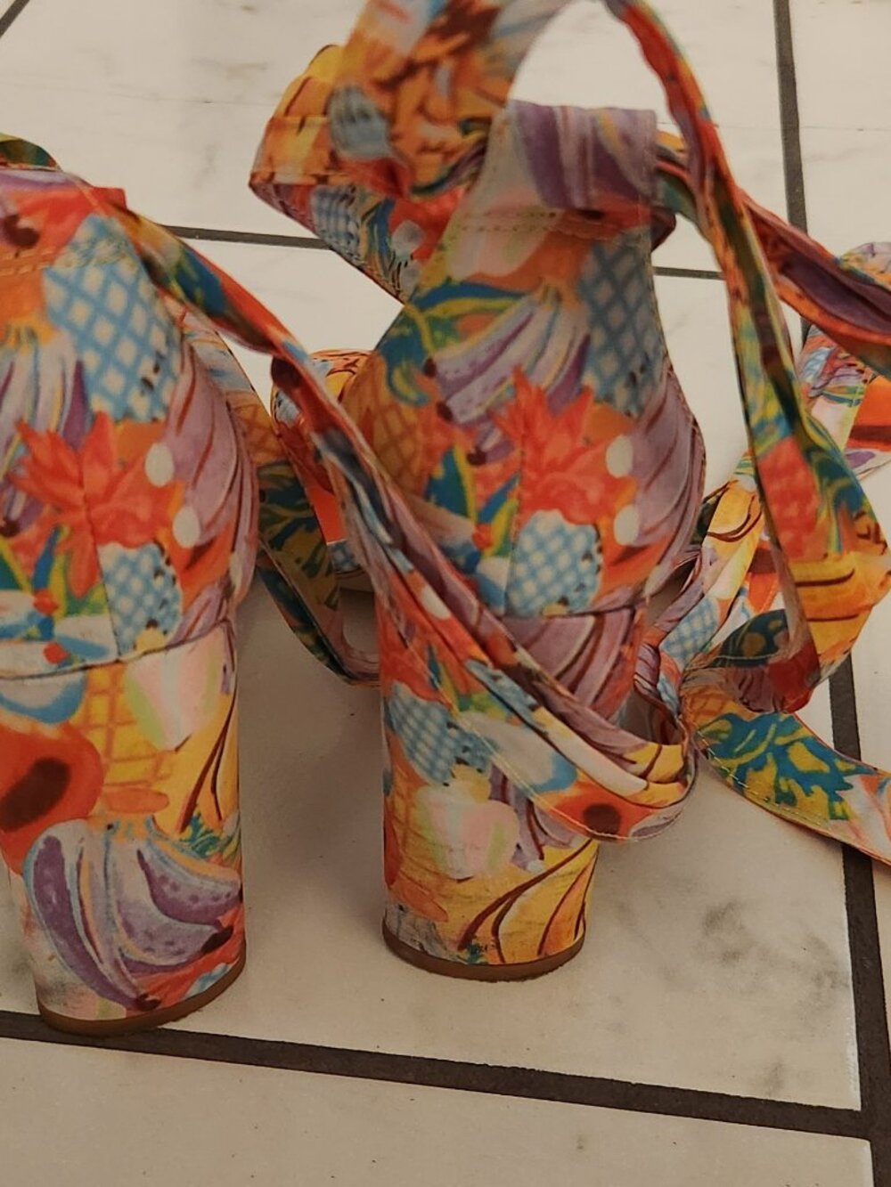 8.5 Colorful/tropical Gianni Bini block heel - Picture 3 of 5
